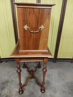 Kast op een standaard - Houtinleg