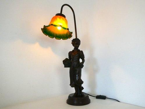 Lamp - Fraaie tafellamp met een bloemenmeisje onder een, Antiek en Kunst, Curiosa en Brocante