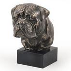 Statue, Beeld van een Bull Mastiff op witte marmeren voet -
