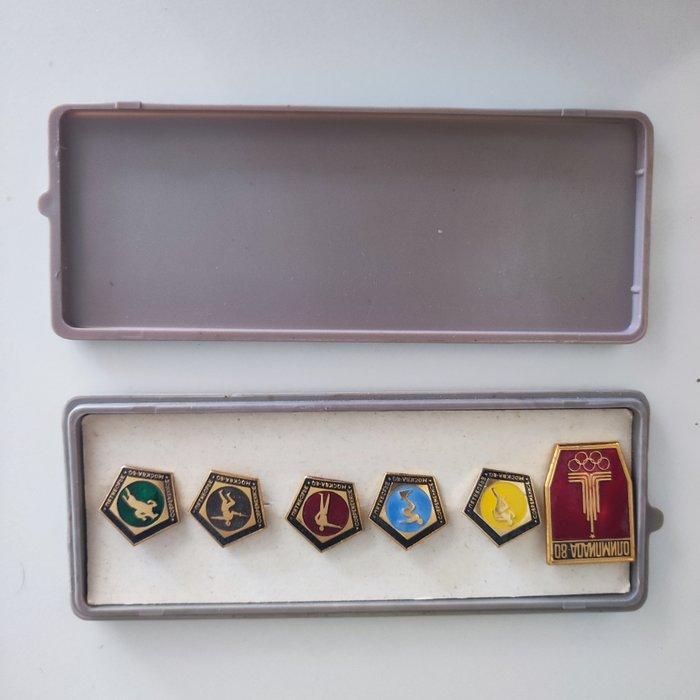 Large Lot of 55 Original Soviet Olympic Pins – XXII Summer, Verzamelen, Overige Verzamelen