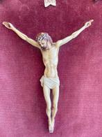 Croix en bronze à cire perdue, encadrée, dimensions totales