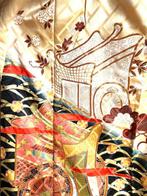 Kimono – Furisode: Jet-zwart met elegante gouden accenten en