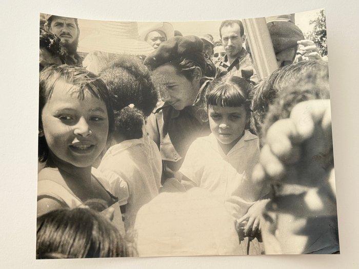 Alberto Korda (1928–2001) - Joven Raúl Castro al inicio, Antiek en Kunst, Kunst | Designobjecten