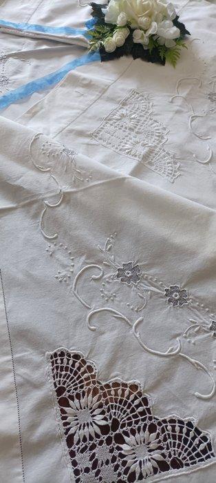 Magnifique drap et taies doreiller du coffre de grand-mère