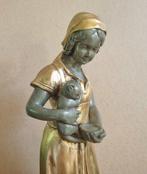 Gebroeders Van Paridon - sculptuur, Jonge vrouw met poes -