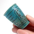 Oud-Egyptisch Faience Aanbodsbekertje met koninklijke