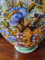 Artistieke vaas in maioliek – Ambachtelijk bloemmotief -