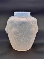 René Lalique - Vase - Vase opalescent R Lalique « Domrémy », Antiek en Kunst
