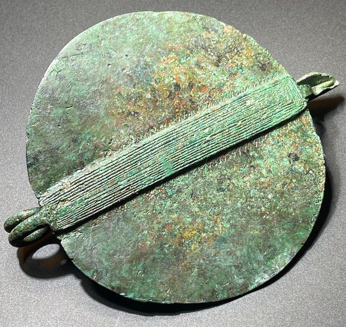 Âge du fer Bronze Broche en disque exclusive, décorée dune, Antiek en Kunst, Antiek | Overige Antiek