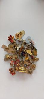 Collection de souvenirs - Ensemble de 46 pins originaux des, Antiek en Kunst