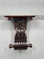 Grote, zware wandconsole – rijk gedetailleerd houtsnijwerk -