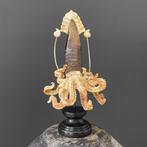 Sans prix de réserve - Un poulpe sculpté à la main avec une, Antiek en Kunst