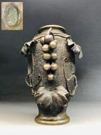 Vaas - Brons, Reliëfsculptuurvaas met druivenmotief van