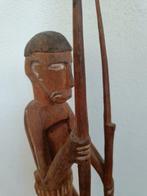 Asmat houten man met speer en peddel - Beeld - Asmat -, Antiek en Kunst