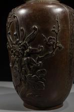 Vaas - Brons, Een gepatineerde bronzen vaas met chrysanten