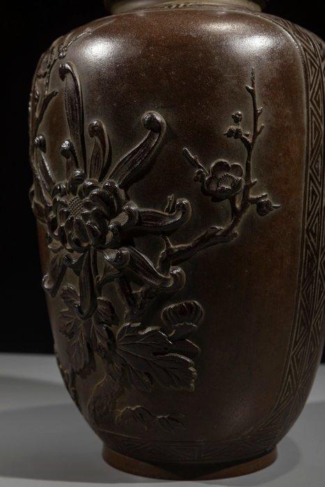 Vaas - Brons, Een gepatineerde bronzen vaas met chrysanten, Antiek en Kunst, Antiek | Overige Antiek