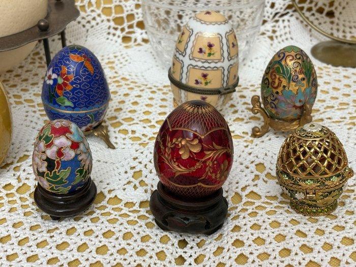 Themacollectie - Collectie van 16 kunstzachte eieren in, Antiek en Kunst, Curiosa en Brocante