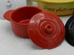 In de stijl van, dus lijkend op, de pannen van Le Creuset,