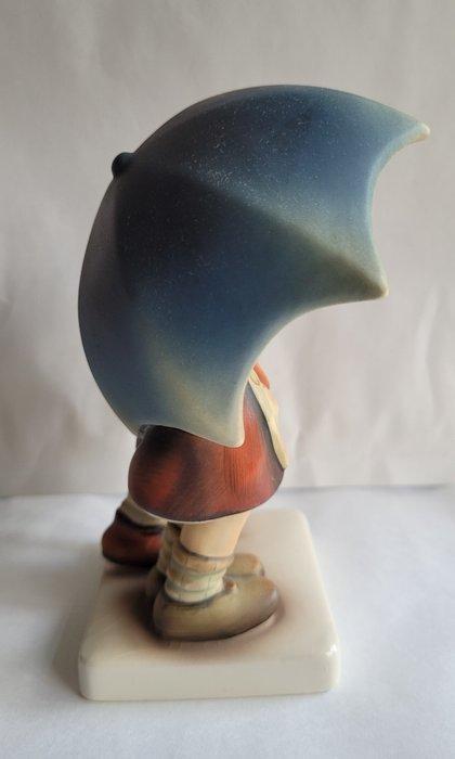 Hummel - Beeldje - Hummel Goebel Onder de paraplu - TMK3 -, Antiek en Kunst, Curiosa en Brocante