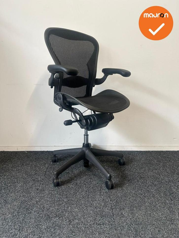 Herman Miller - Aeron - B - zwart voetkruis, Zakelijke goederen, Kantoor en Winkelinrichting | Kantoormeubilair en Inrichting