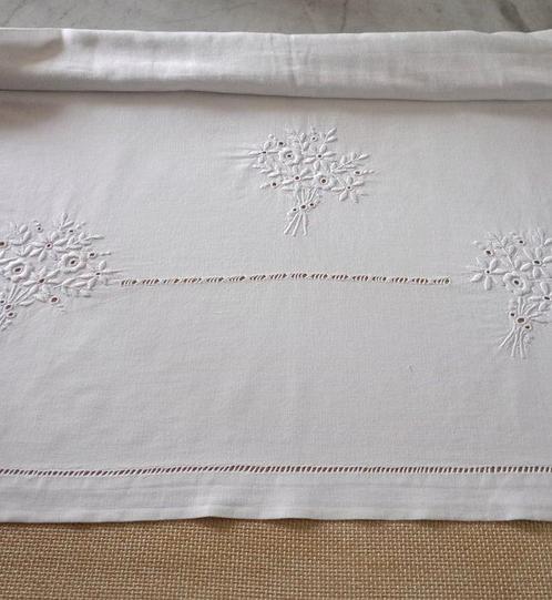 Drap de lit - 258 cm - 220 cm - Tissu ancien brodé à la main, Antiek en Kunst, Antiek | Tapijten, Tafelkleden en Textiel