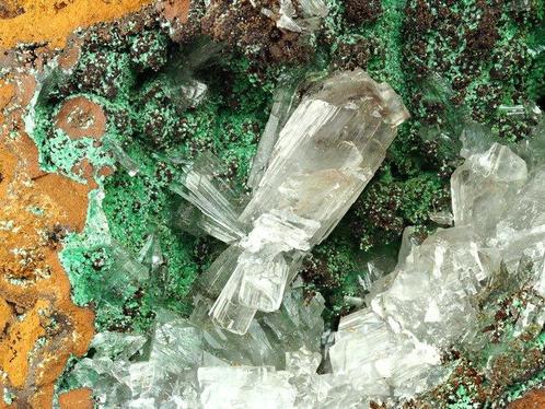 Malachiet met hemimorfiet en calciet Kristallen op matrix -, Verzamelen, Mineralen en Fossielen