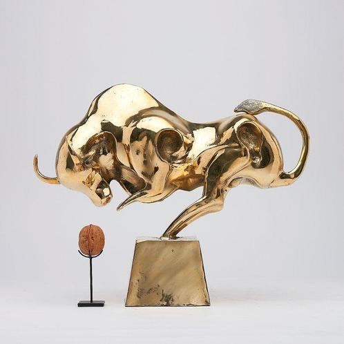 Sculpture, Bronze Sculpture of a Striking Bull - with base -, Antiek en Kunst, Kunst | Designobjecten