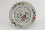 Assiette (5) - Porcelaine - Deux assiettes, trois