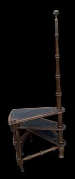 Trapje - Notenhouten - Bibliotheek trap