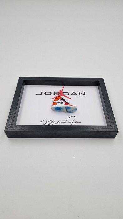 Lijst- Mini Sneaker AJ1 Air Jordan 1 Fearless Melody, Antiek en Kunst, Kunst | Designobjecten