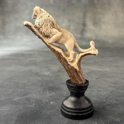Snijwerk, NO RESERVE PRICE - A lion carving from a deer, Antiek en Kunst, Kunst | Designobjecten