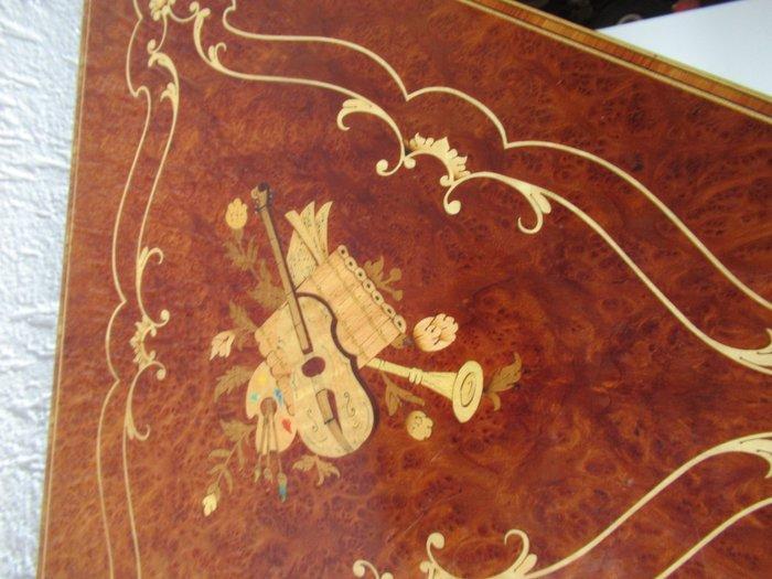Tafel - Tafeltje met Zwitserse Reuge muziekdoos en inlegwerk, Antiek en Kunst, Curiosa en Brocante