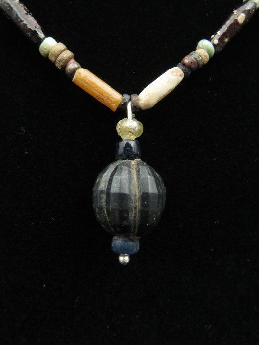Oud-Egyptisch Ketting gemaakt van glas en faience, Handtassen en Accessoires, Antieke sieraden