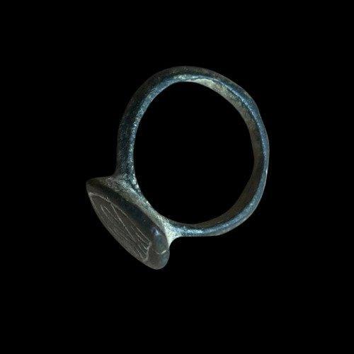Kruisvaardersperiode bronzen ring – schildvormige zetel met, Handtassen en Accessoires, Antieke sieraden