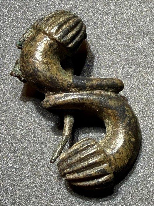 Oud-Romeins Brons Oud-Romeinse bronzen S-vormige broche met, Antiquités & Art, Antiquités | Autres Antiquités