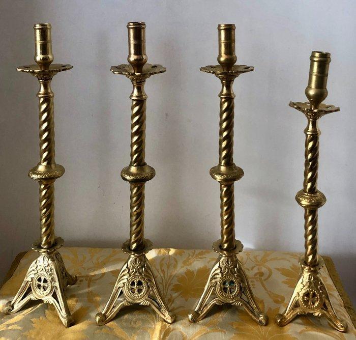 Kaarsenhouder (4) - Messing - Loting van 4 kandelaars in, Antiek en Kunst, Kunst | Niet-Westerse kunst