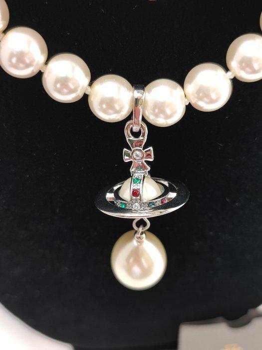 Vivienne Westwood - laiton - Collier - Pendentif orbite, Antiek en Kunst, Curiosa en Brocante