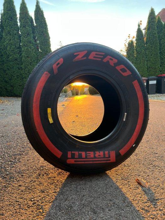 Band (1) - Pirelli - P ZERO - Na 2000, Verzamelen, Automerken, Motoren en Formule 1