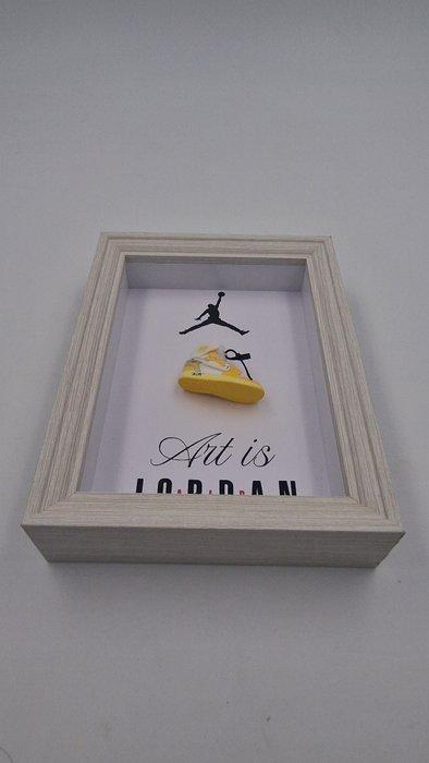 Lijst- Mini Sneaker AJ1 Air Jordan 1 X Off-White Canary, Antiek en Kunst, Kunst | Designobjecten