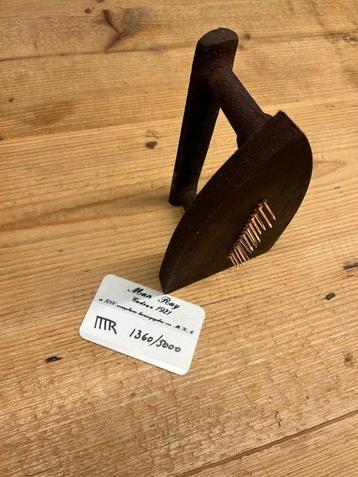 Man Ray (1890-1976) - sculptuur, Cadeau - 17 cm - IJzer beschikbaar voor biedingen