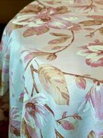 Roze magnoliaprint tafelkleed voor grote tafels. -