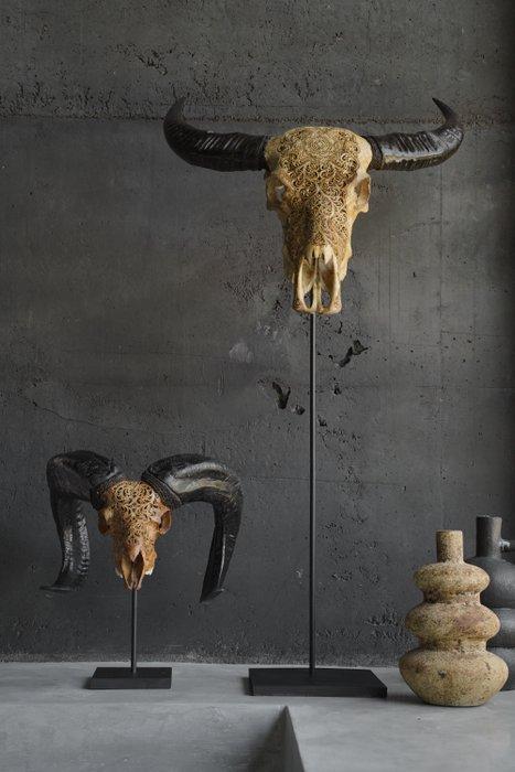 GEEN RESERVERINGSPRIJS - Bruine gesneden ramschedel met, Antiek en Kunst, Kunst | Designobjecten