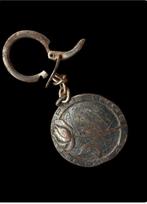 Curieus reclame-sleutelhanger van brons - Hanger - Jaren 60, Antiek en Kunst