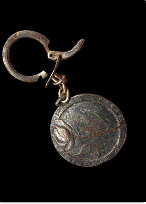 Curieus reclame-sleutelhanger van brons - Hanger - Jaren 60, Antiek en Kunst, Curiosa en Brocante