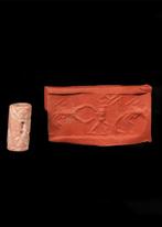 Sumerisch Roze kalksteen Cilinderzegel met aanvallende