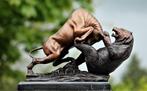 impressionnante scène de combat en bronze entre un taureau, Antiquités & Art