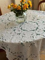 Tafelkleed. Wonderbaarlijk tafelkleed. Handgeborduurde en