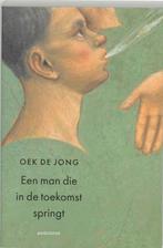 Een man die in de toekomst springt 9789045702827 Oek de Jong, Boeken, Verzenden, Gelezen, Oek de Jong