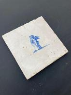 Tegel - Antieke Delfts blauwe tegel met een plassende engel, Antiek en Kunst