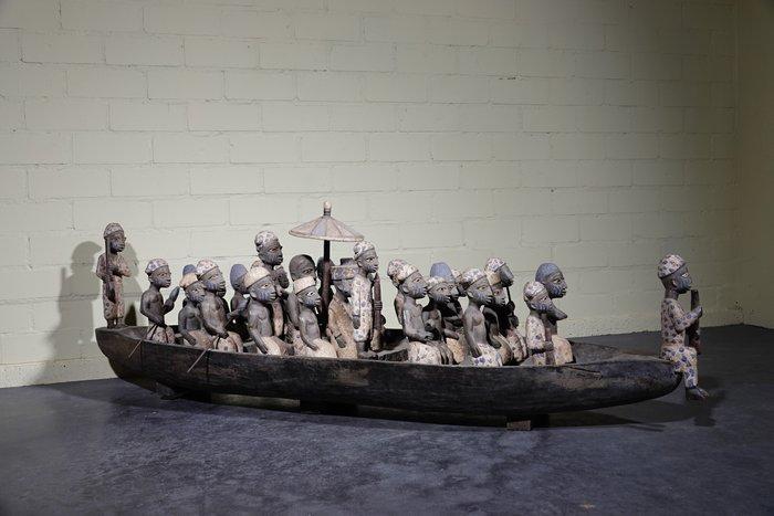 afrikaanse roeiboot met grote groep opvarenden - afrika, Antiquités & Art, Curiosités & Brocante